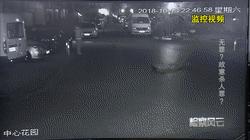 男子深夜停车被醉酒男子纠缠，把他拖到路中央致其被碾压身亡！这案子该咋断？