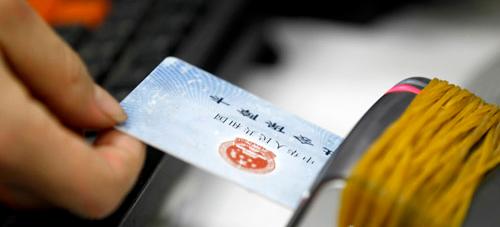 年底了医保卡里还剩多少钱,年底把医保卡的钱用完