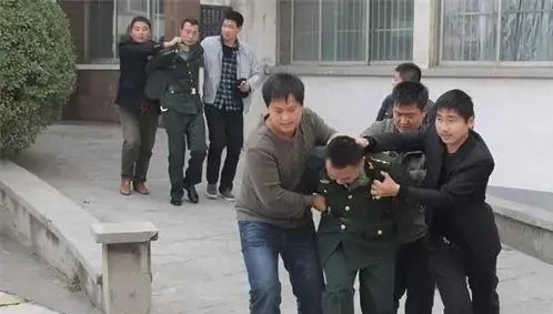 董大维假军官,董大维假军人