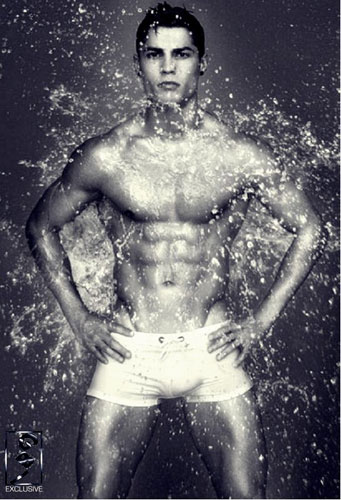 c罗半遮脸,c罗半跪拳击拍照