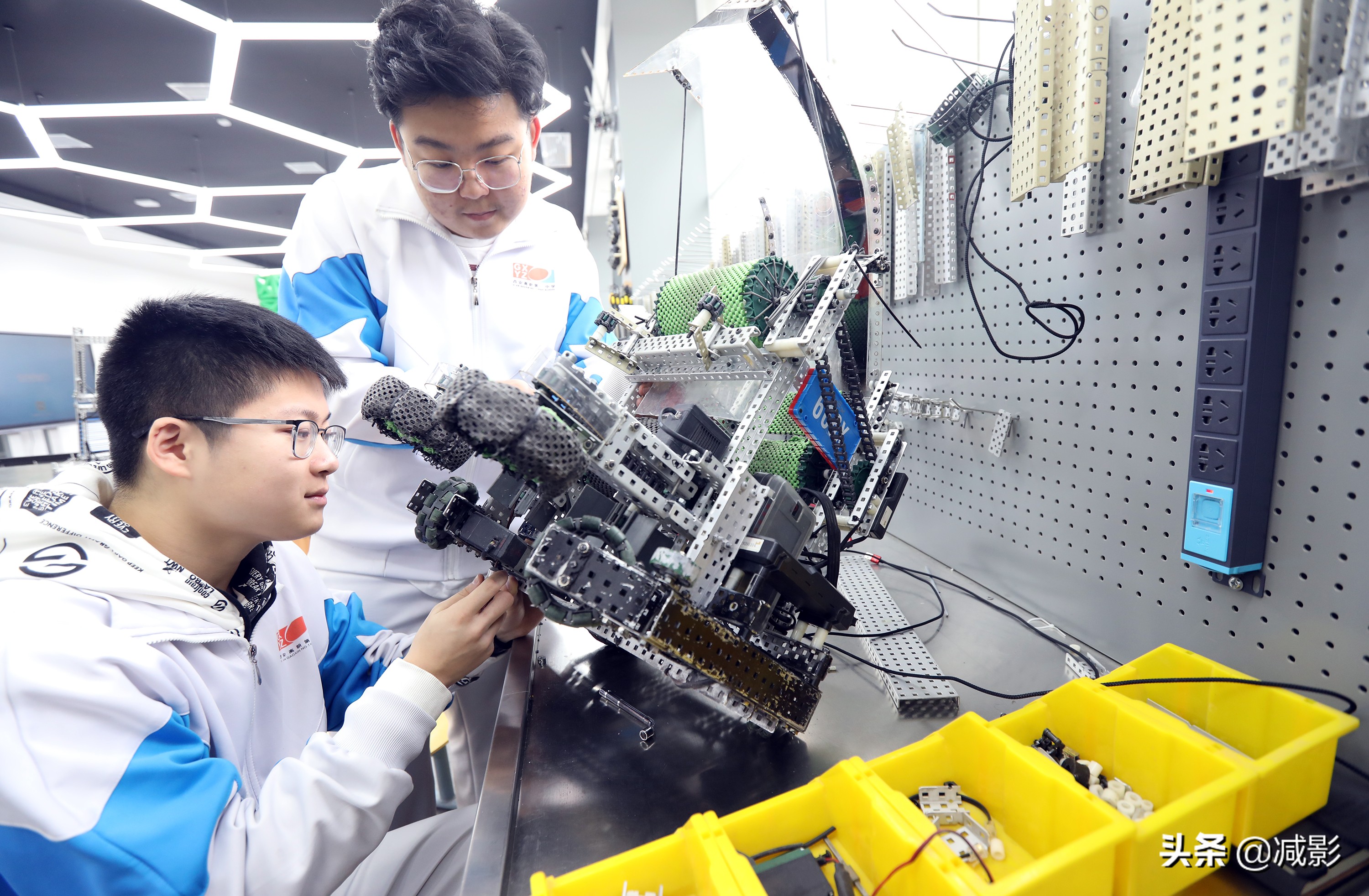 高中生机器人大赛,11岁男孩获得编程世界冠军