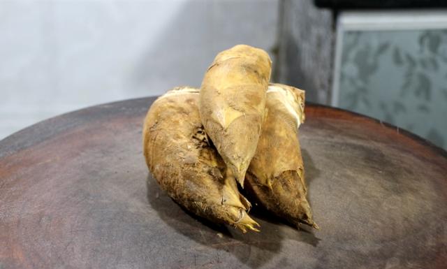 原来炒冬笋也有窍门，不用焯水，和它简单一做，好吃开胃又下饭