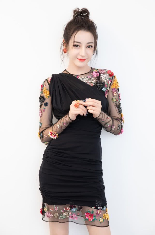 迪丽热巴穿火的鞋,迪丽热巴抢眼的鞋