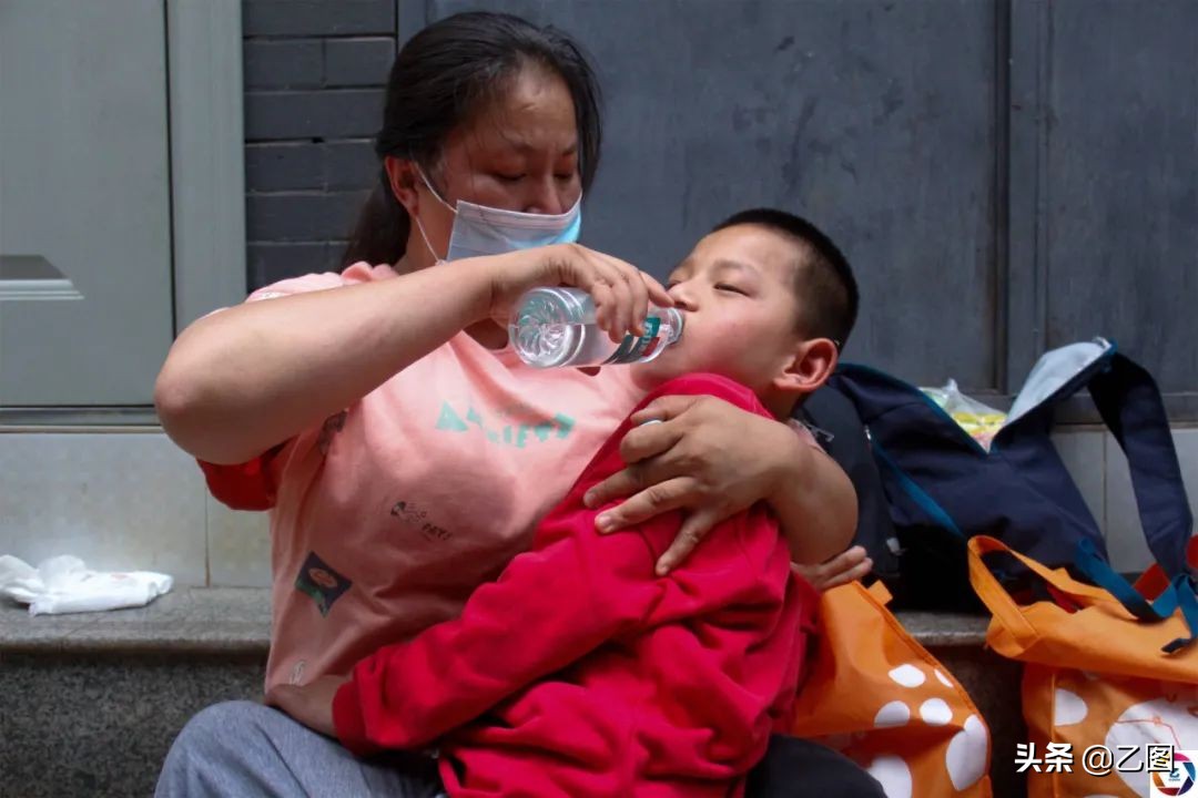 女子不孕却突然生了孩子,女子4次试管婴儿终怀孕