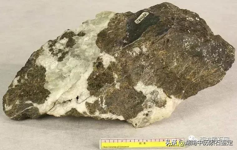 月球陨石与地球矿石的区别,月球陨石和矿石有什么区别