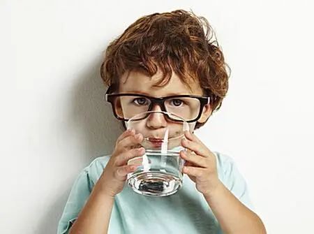 婴儿学饮杯小容量,婴儿学饮杯质量注意事项