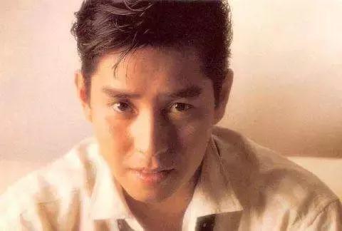 一首《十七岁》之于香港娱乐圈，就是半部《春秋》