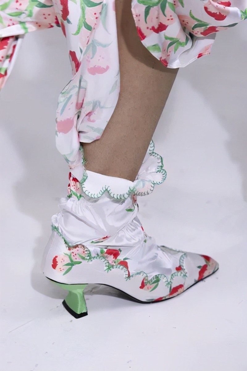 王嘉尔炸裂现场宣美 (王嘉尔宣美最新视频)