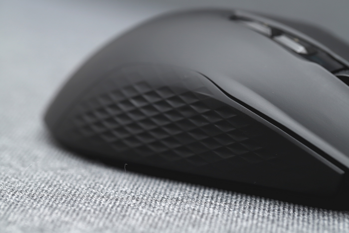 硬核工艺65g不打孔轻量化游戏鼠标,测评吃鸡单手键盘鼠标推荐