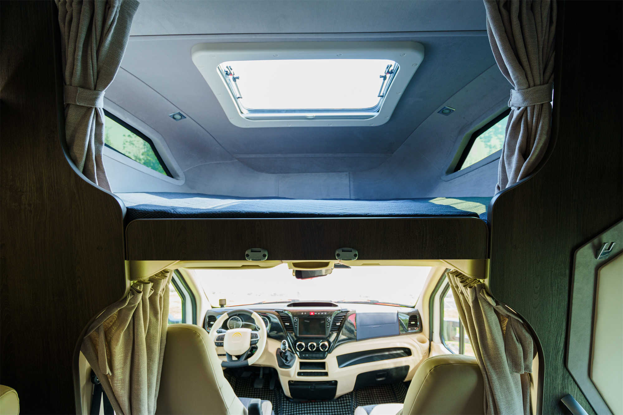 宇通c670房车最新款,宇通房车c553