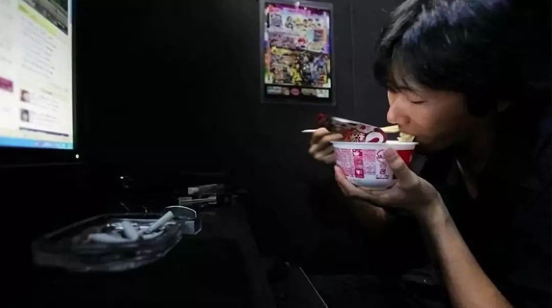 当社交恐惧成为常态，许多日本年轻人把家搬进了网吧