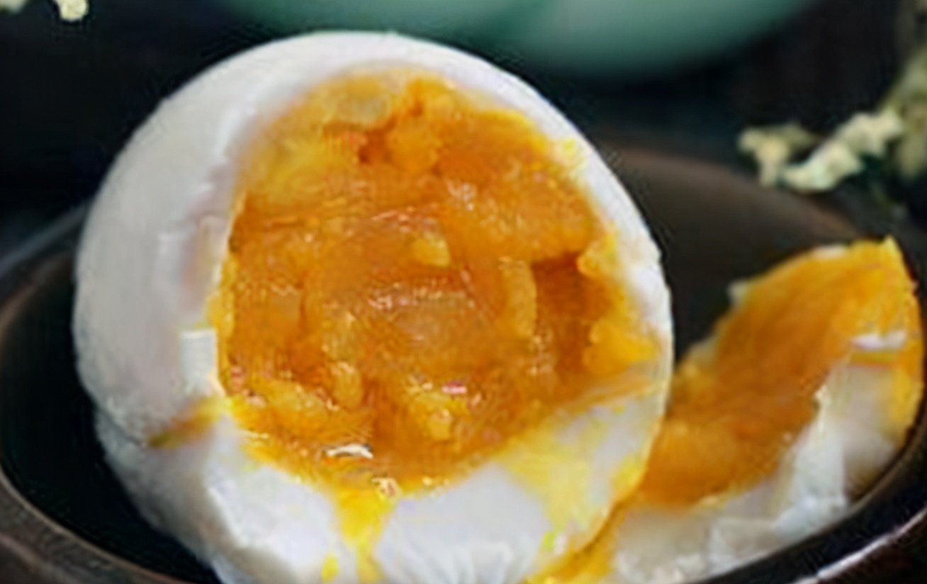 腌鸡蛋怎么做流油还不咸,腌鸡蛋怎么做好吃放时间久