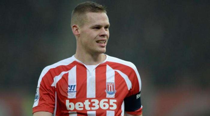 英超球员脚被铲断,31岁国脚最后时刻遭对手剪刀脚