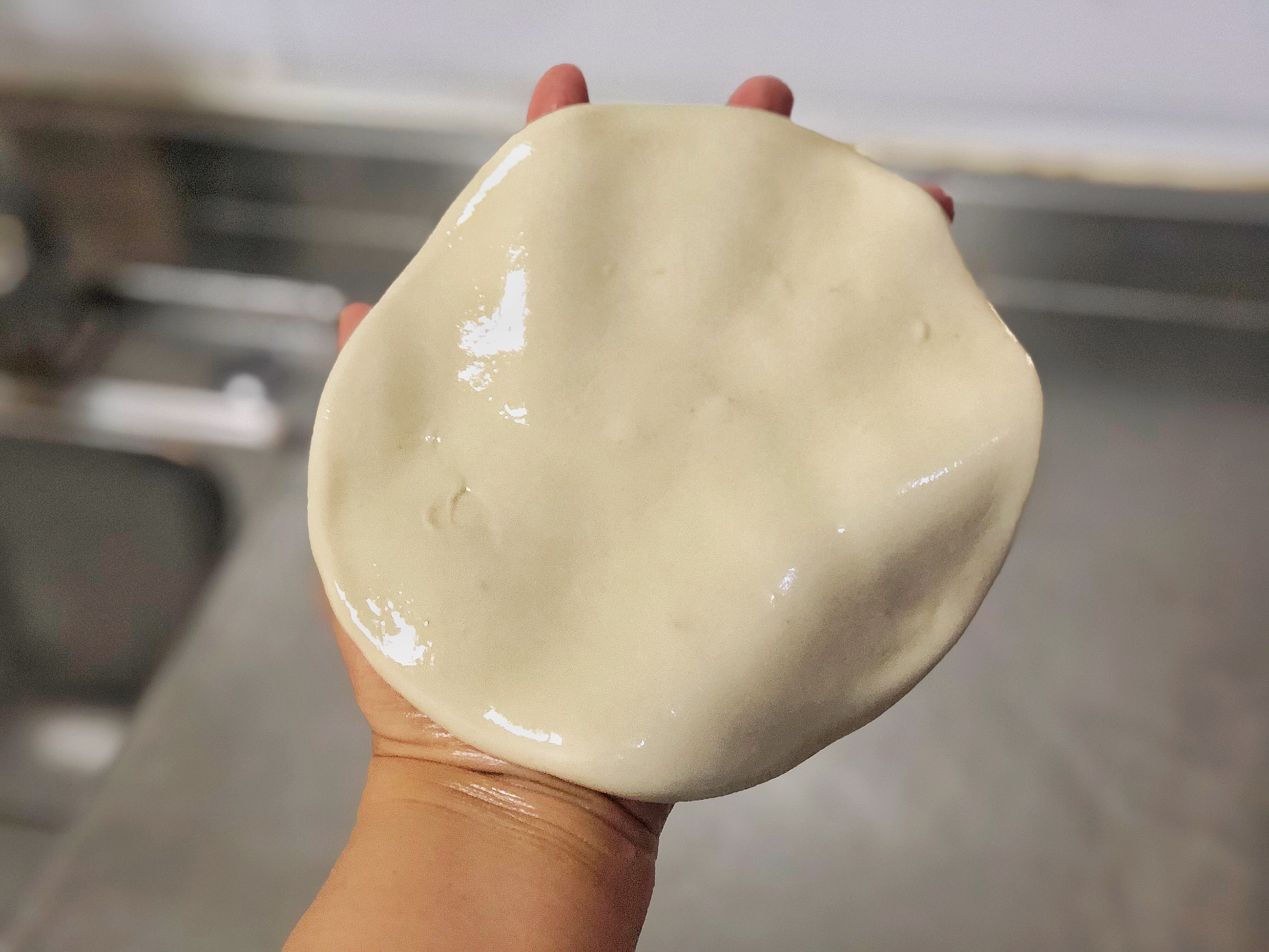 自己在家也能做拉面又细又长，配上西红柿鸡蛋的卤子，味美鲜香