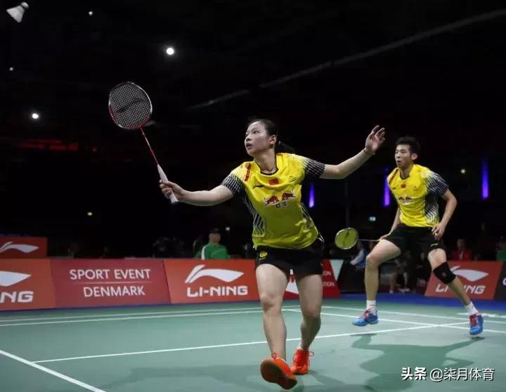 羽毛球高远球如何发力才好看,羽毛球高远球打不高