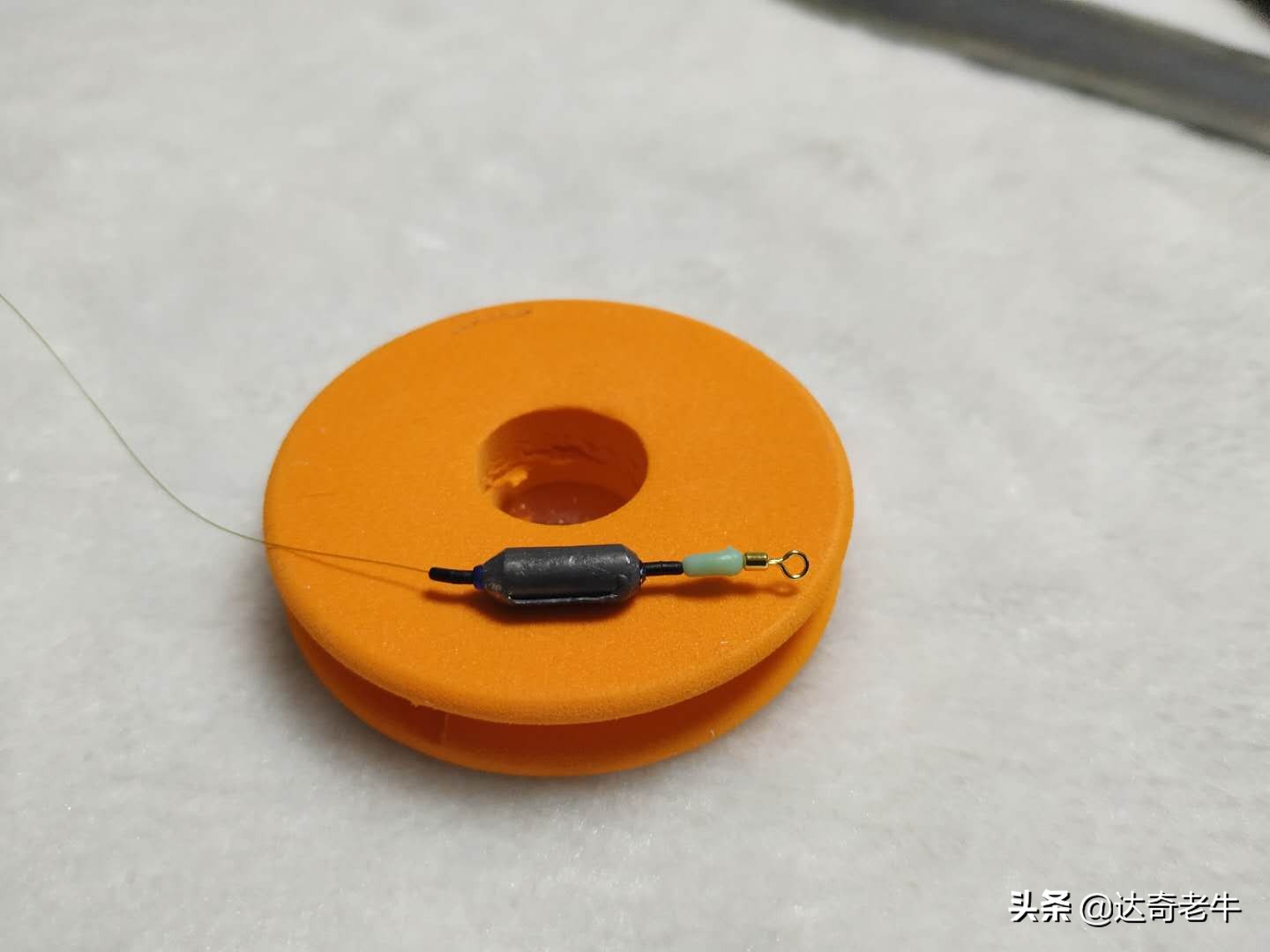 钓鱼挂铅调漂的正确方法,钓鱼卷铅的正确方法