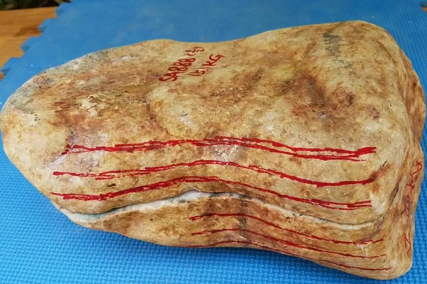 木那翡翠原石切开,这块翡翠原石能切出什么