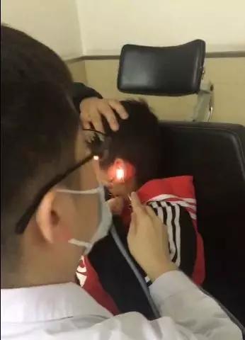 小孩把弹珠往嘴里放的危险,6岁宝宝不小心把弹珠吃到肚子里