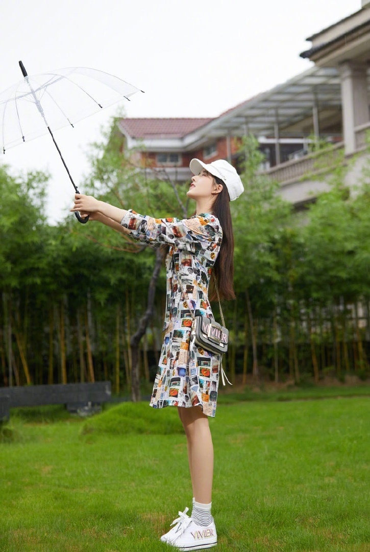 pyoapple夏日清爽穿搭,中国女明星在海滩上穿夏日装