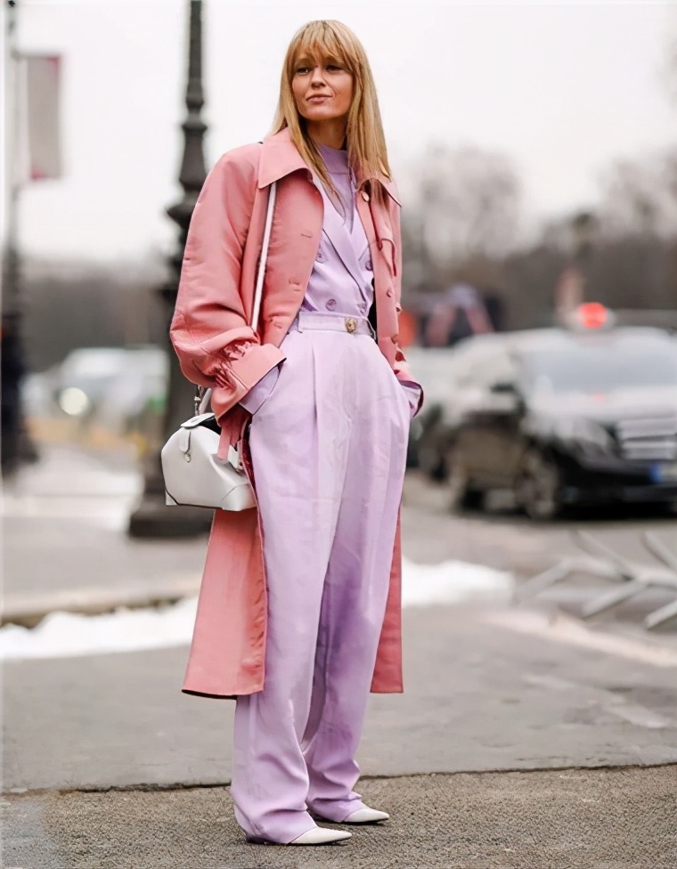 浅灰色打底衫秋冬高级感,燕麦色针织打底衫