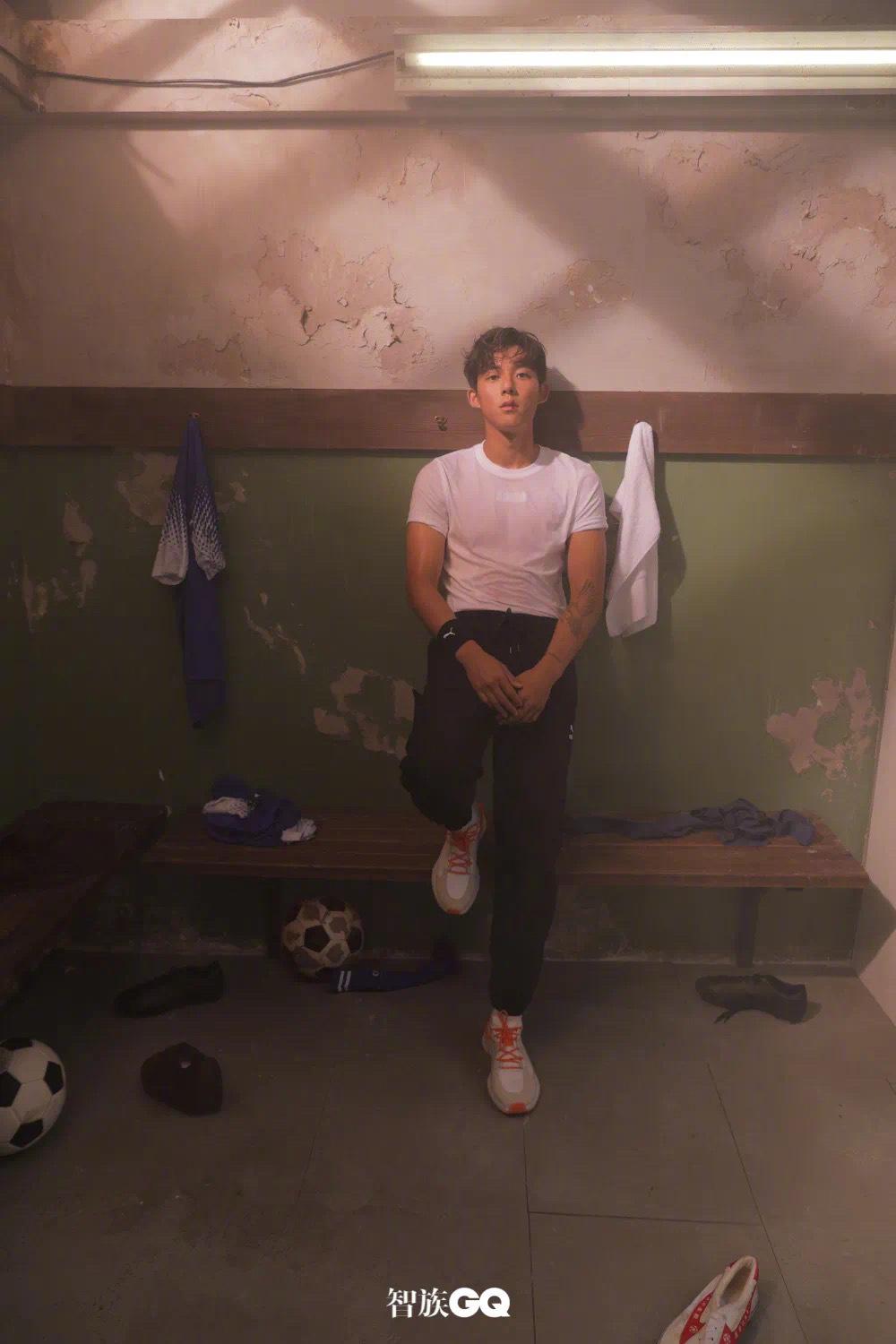 李嗣镕踢球的照片,李嗣镕大片