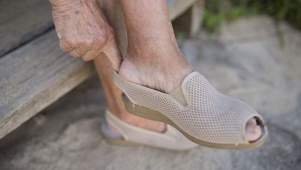 新鞋子有点小夹脚怎么办,鞋子瘦两边夹脚怎么办