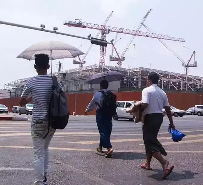 缅甸最高温突破47.2°C，仰光大金塔鱼池的鱼都被热死了