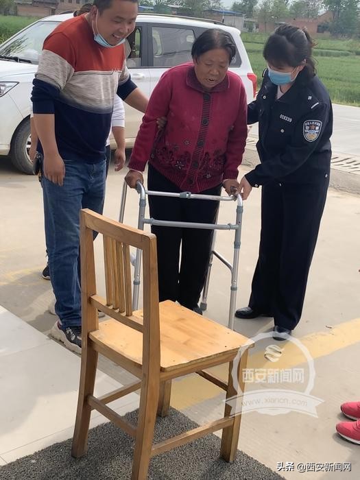 民警赶往医院为老人补办身份证,派出所上门为老人补身份证