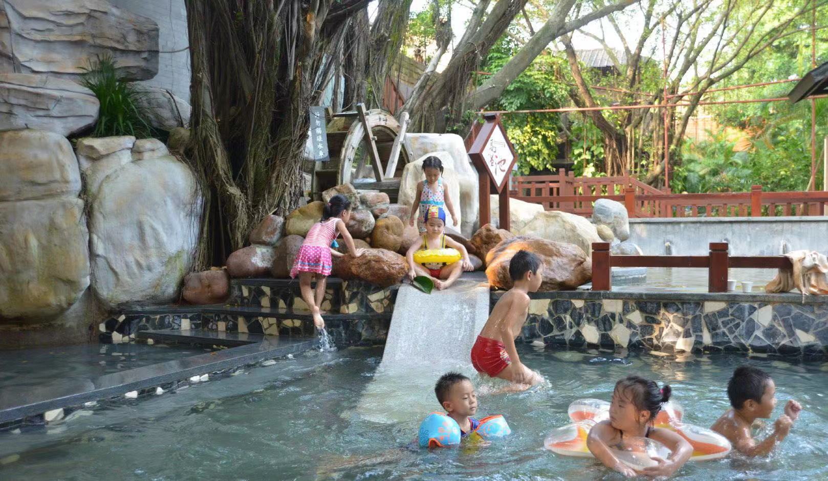 冬日温泉休闲惬意,寒冬室外温泉