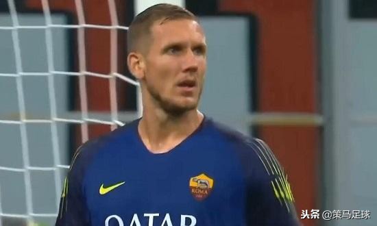 尴尬！诡异愣神2秒后送空门，之前被对手穿裆，匪夷所思的丢球