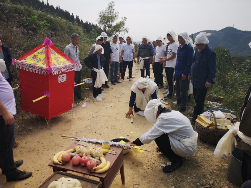 不火化直接土葬违法吗,不火化直接土葬会有什么处罚