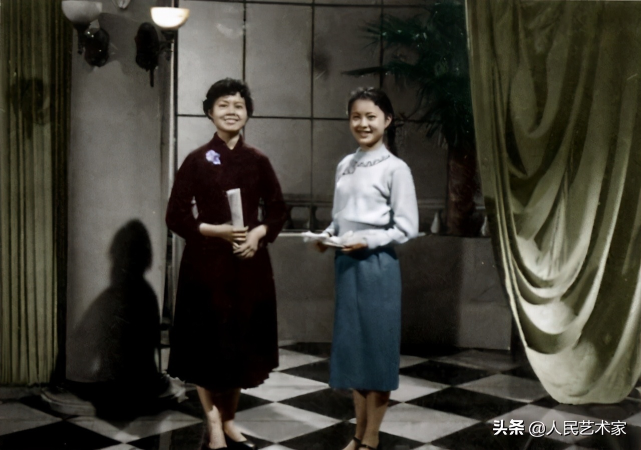 她是中国第一位电视播音员，师从开国大典播音员，发掘赵忠祥，指导敬一丹，是白岩松心中让央视变柔软的存在