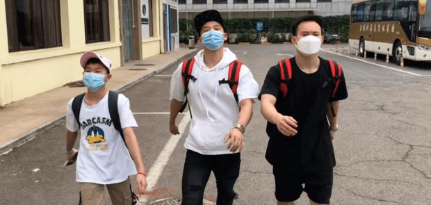 朴素!全红婵成为奥运冠军后仍穿25元T恤,使用国产千元手机