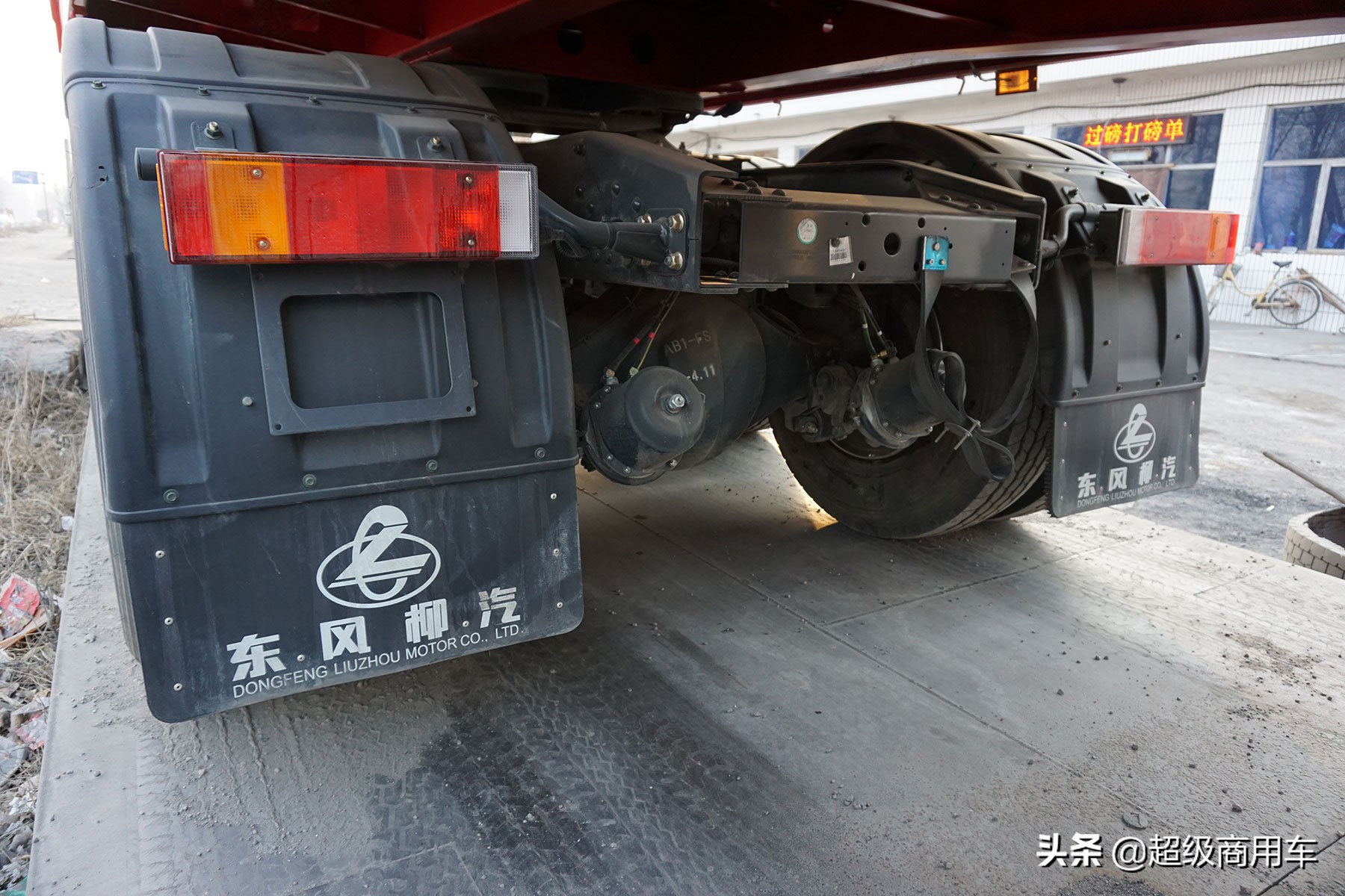 乘龙h5单桥自卸3.8米轴距定制版,乘龙h5vlng牵引车多少吨