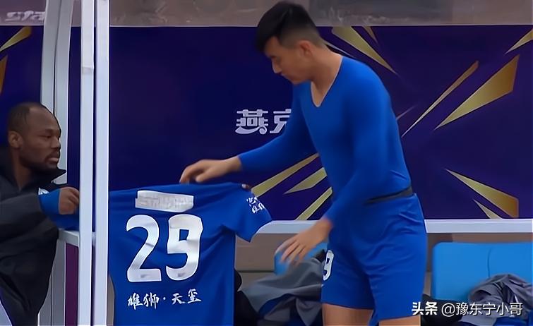 这名门将不简单，竟然客串后卫出场，想当初也是建业的门神