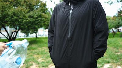 中科院联合素湃造了件“透气雨衣”！防水、防污，脏东西一冲就净