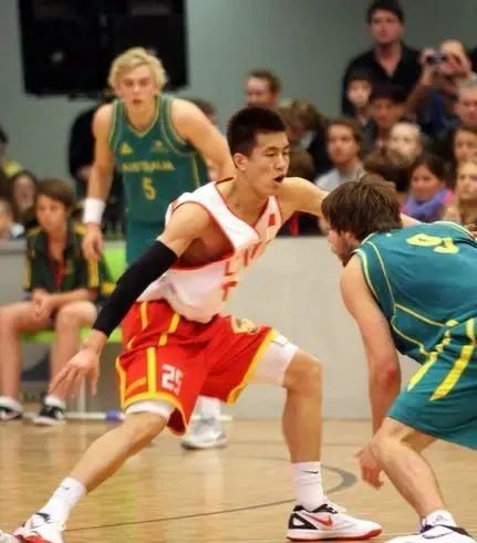 30岁就告别NBA！从49万防到3800万！他不愧是詹姆斯的超级英熊...