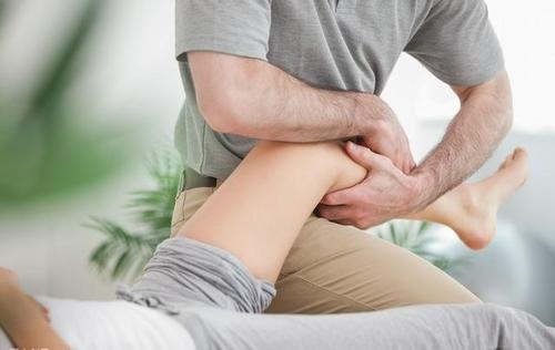 膝盖因积水而痛怎么治疗好得快,膝盖为何积水