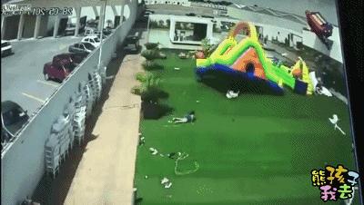 充气堡被风卷起致死,充气游乐堡伤人事件