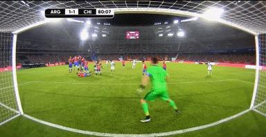世预赛阿根廷vs乌拉圭梅西破门,阿根廷世预赛3连胜梅西角球中柱