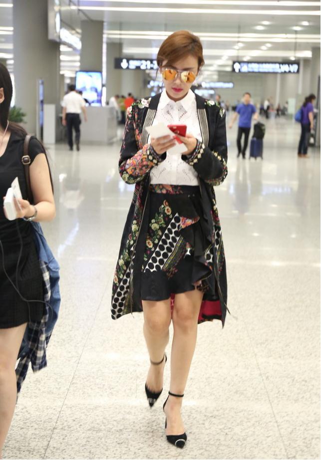 叶一茜穿缎面裙,叶一茜的穿搭还挺清凉的