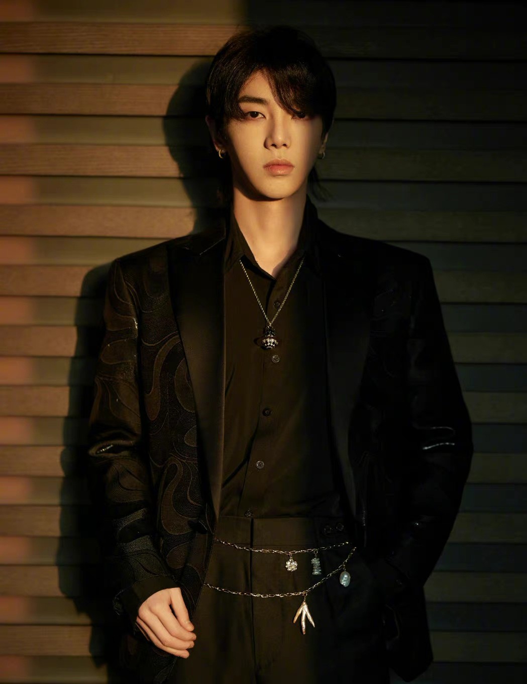 华晨宇又塌房?整容照片曝光,网友:就因为没续约?