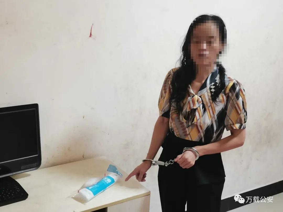 民警抓捕吸毒男女,公安现场抓获吸毒男女