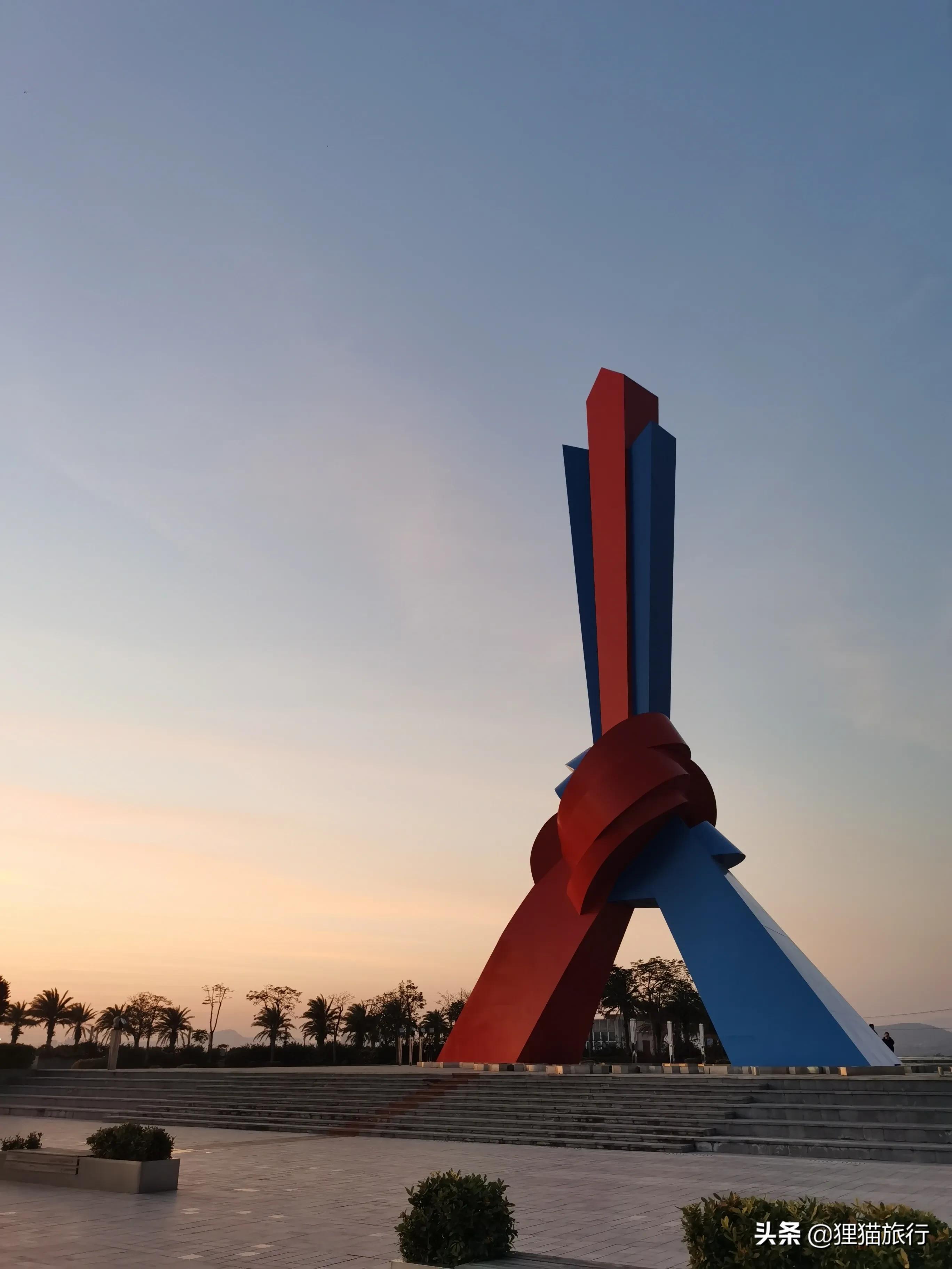 广西东兴与越南一河之隔,东兴与越南边境交界海边