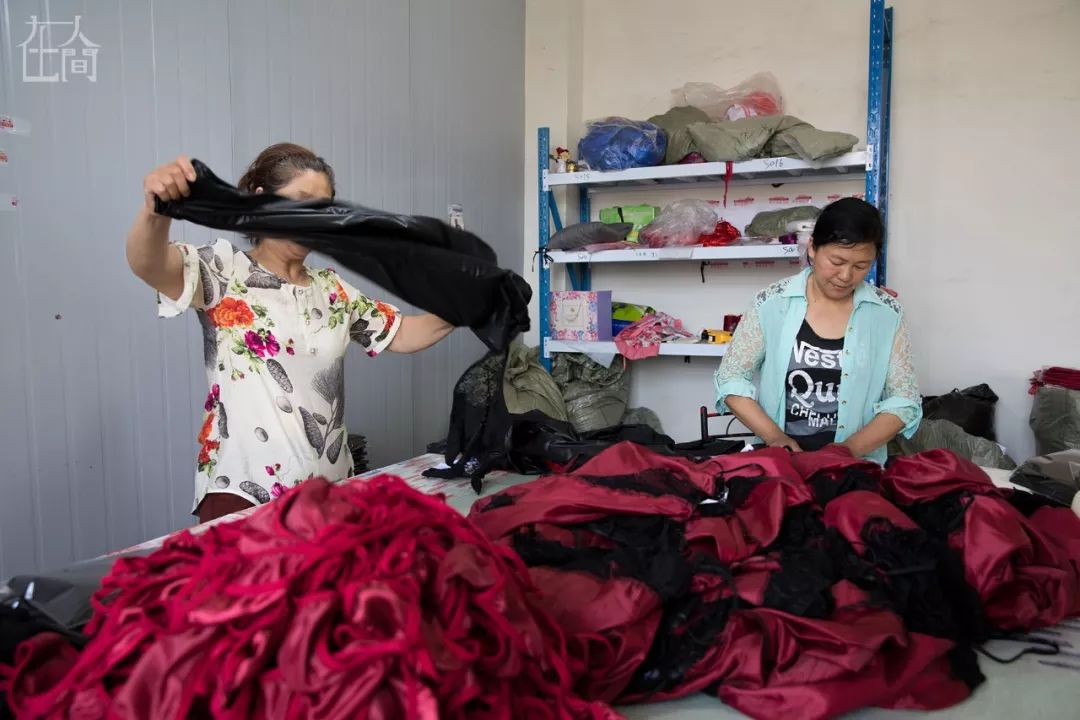 在人间丨情趣内衣小镇的乡村女工，每天往返于工厂与田地之间