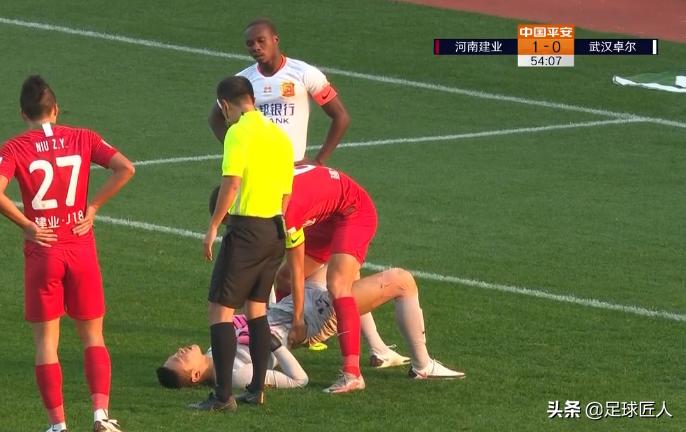 中超裁判15分钟后再现争议判罚,中超裁判被球砸中