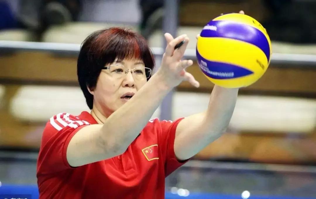 她是《夺冠》原型，却被巩俐三度拒演，退役后34年，郎平去哪了