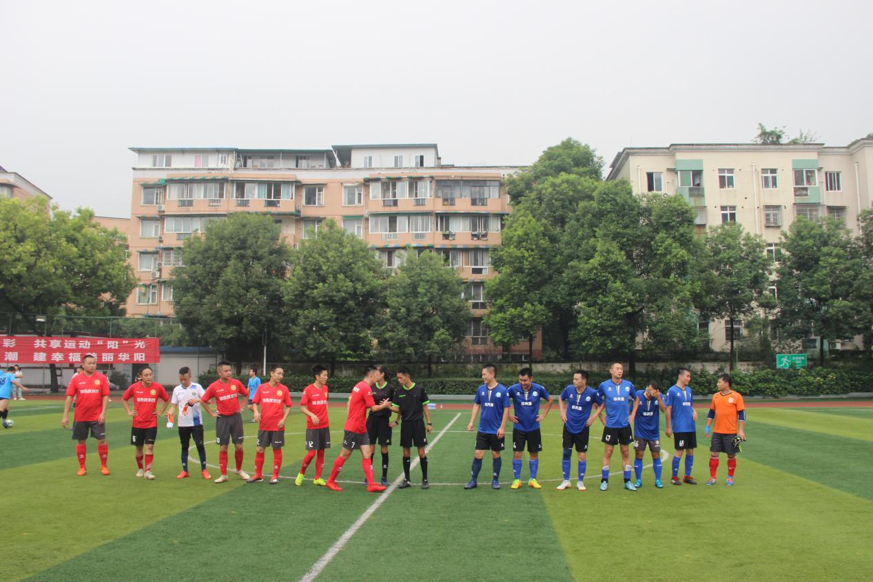 真正的足球精神让人热血沸腾,无畏风雨乘风破浪