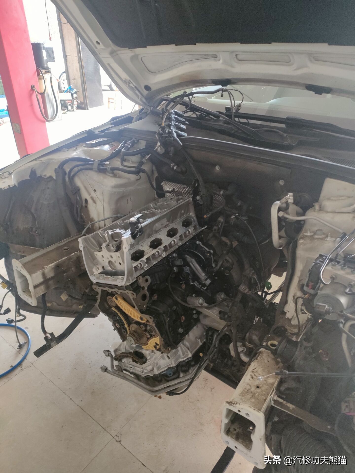 2013款奥迪a4l烧机油怎么解决,奥迪a4l突然全车无电是什么原因