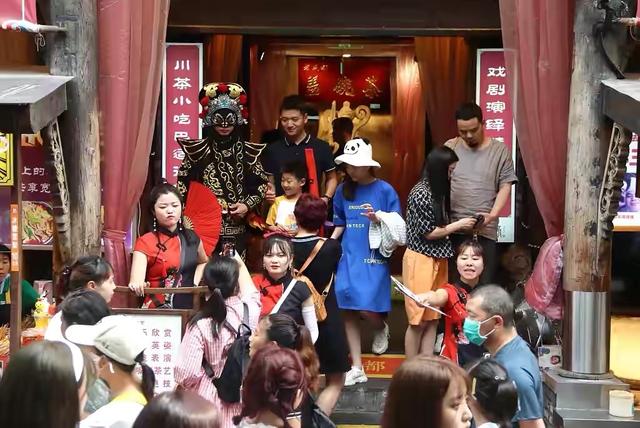 成都宽窄巷子五一旅游人山人海,宽窄巷子百年老街